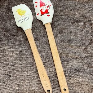 Set of 2 Holiday Spatulas: Easter & Valentine’s Day